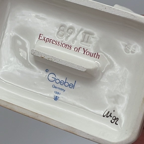 M.J.Hummel Expressions of Youth #164 “ Little Cellist”
Hum 89/11 - Picture 5 of 12